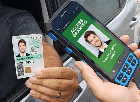 Handheld-Ausweisleser zum Scannen der ID