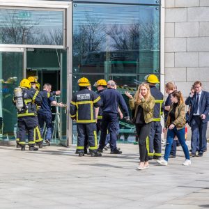 'N Werklike noodontruiming kan chaoties wees as lewens in gevaar is. Gebruik XPressEntry om alle werkers te verantwoord.